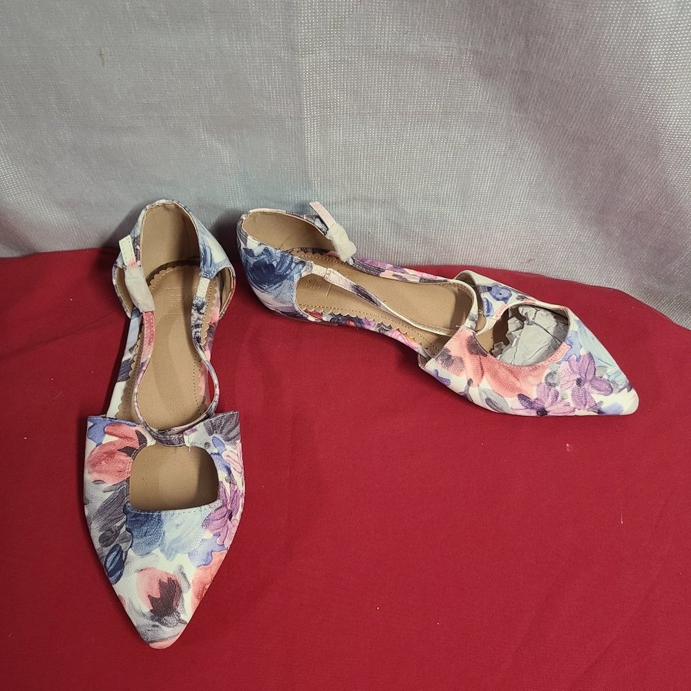 Ladies flat shoes